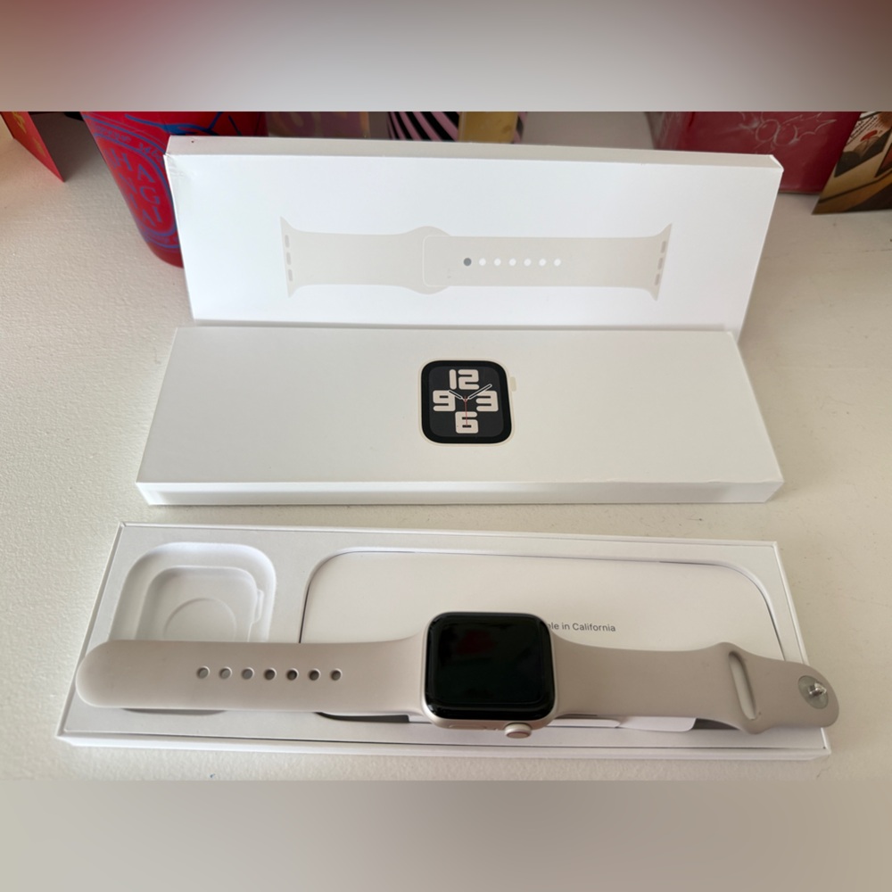 Applewatch SE 2nd Generation in Starlight color with original Sand color band.